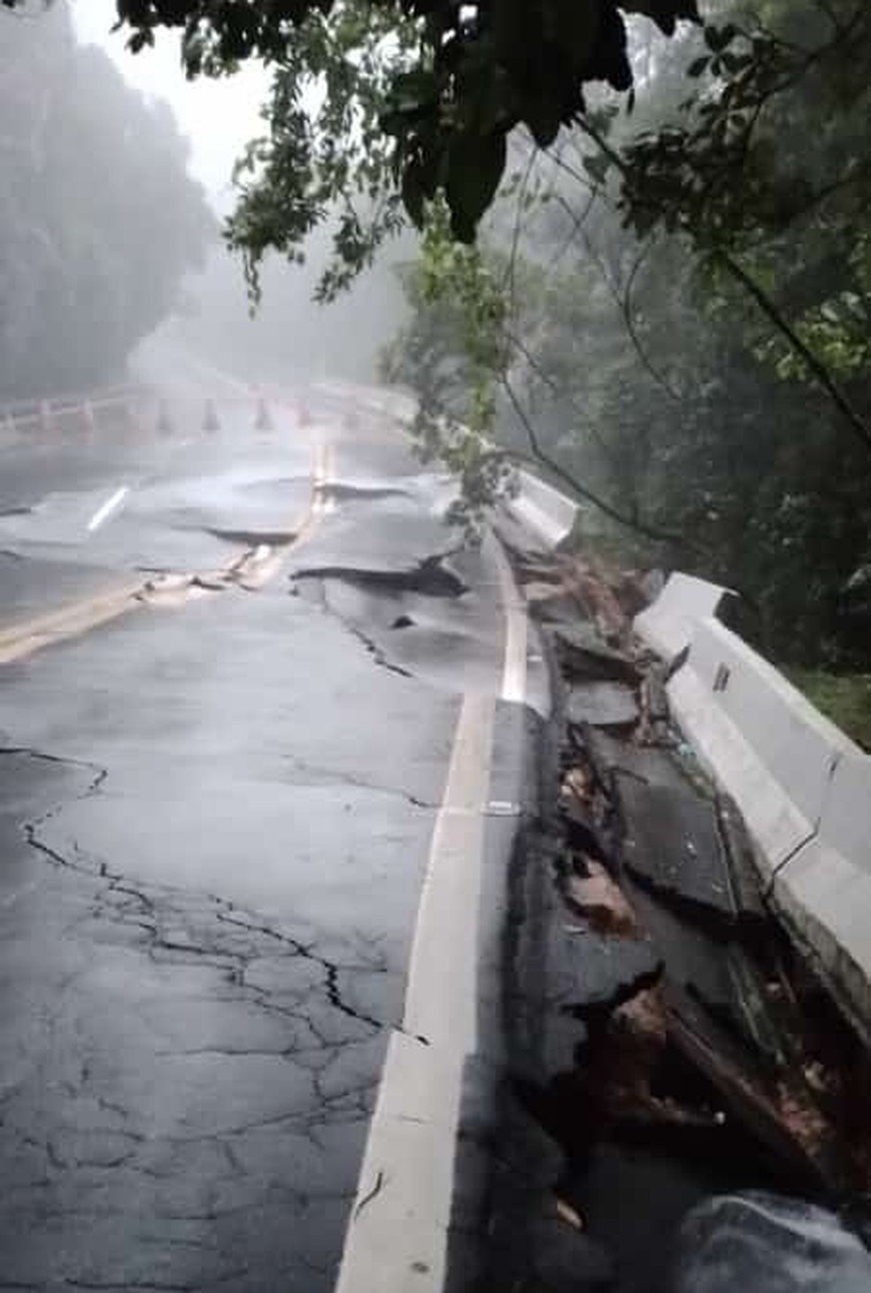 bertioga record piogge brasile danni asfalto
