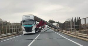 camion scoperchia vento