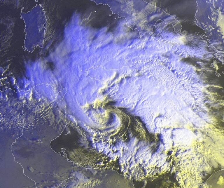 ciclone di malta dal satellite