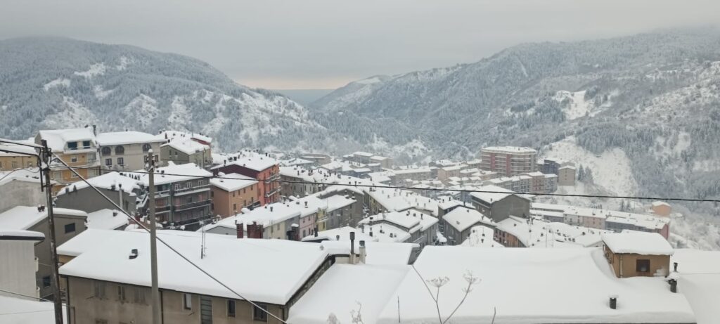 il mar jonio visto da san giovanni in fiore sommersa dalla neve
