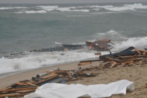 migranti morti spiaggia cutro