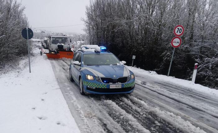 polizia neve ghiaccio spazzaneve