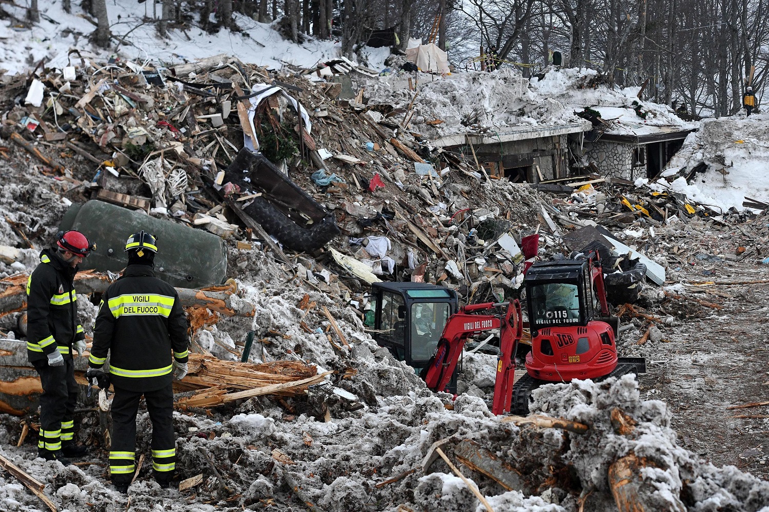 Otto anni fa la tragedia di Rigopiano, la commemorazione cambia per il maltempo