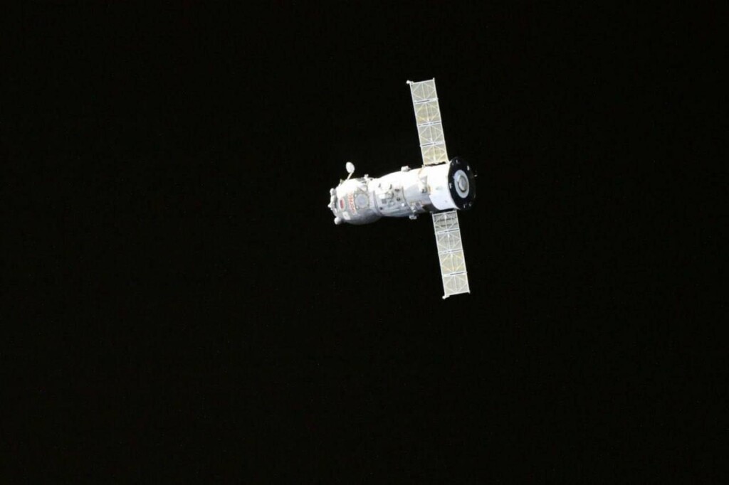 undocking navicella russa progress