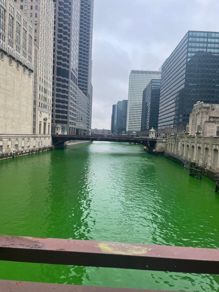 il fiume Chicago per la festa di San Patrizio si dipinge di verde