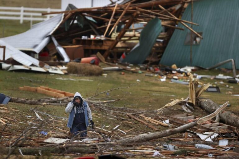 Maltempo USA: un tornado tra venerdì e sabato notte ha provocato 23 morti e 4 persone sono disperse