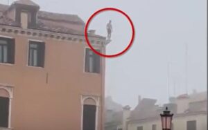 Tuffo di un esibizionista in uno dei canali di Venezia