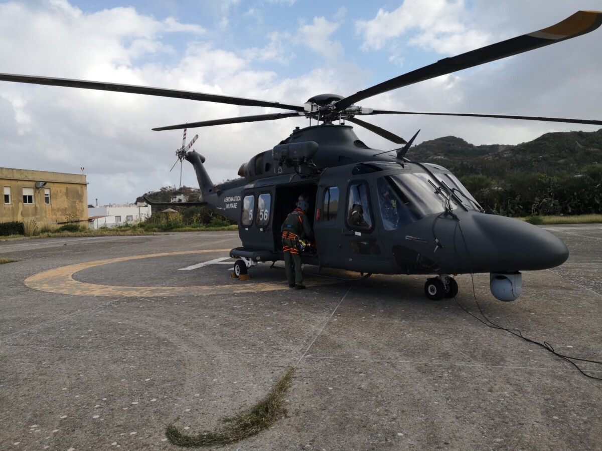 elicottero aeronautica militare eolie