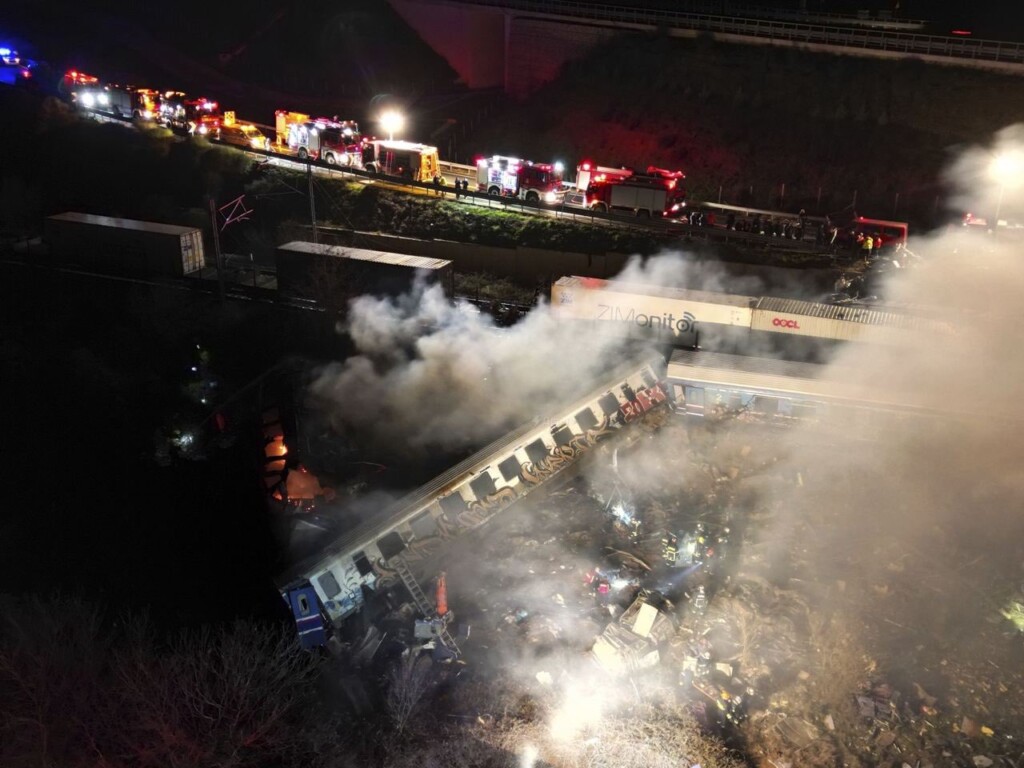 incidente scontro treni grecia (1)