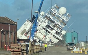 Nave si ribalta in Scozia