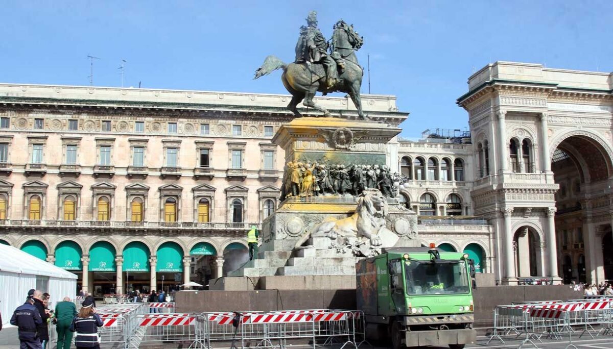 due attivisti imbrattano statua a Milano