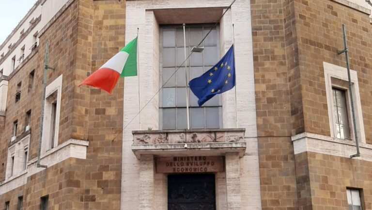 Il Ministero delle Imprese e del Made in Italy supporta l'innovazione dei semiconduttori e degli elementi elettronici grazie a un bando di 20 milioni di euro