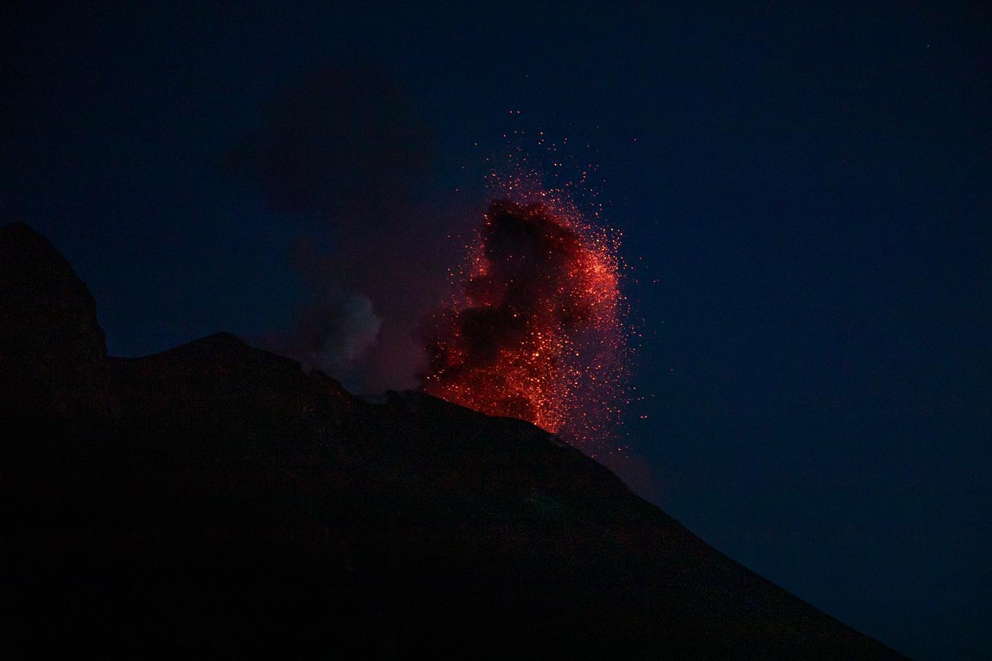 Stromboli Notte Di Fuoco Forte Esplosione Sul Vulcano Materiale stromboli-notte-di-fuoco-forte-esplosione-sul-vulcano-materiale