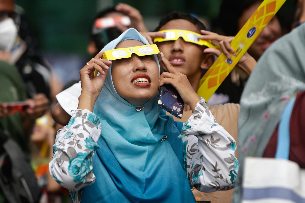 eclissi solare ibrida indonesia