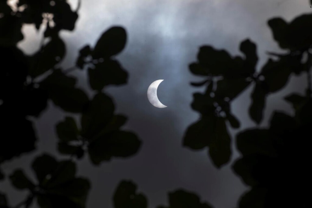 eclissi solare ibrida indonesia