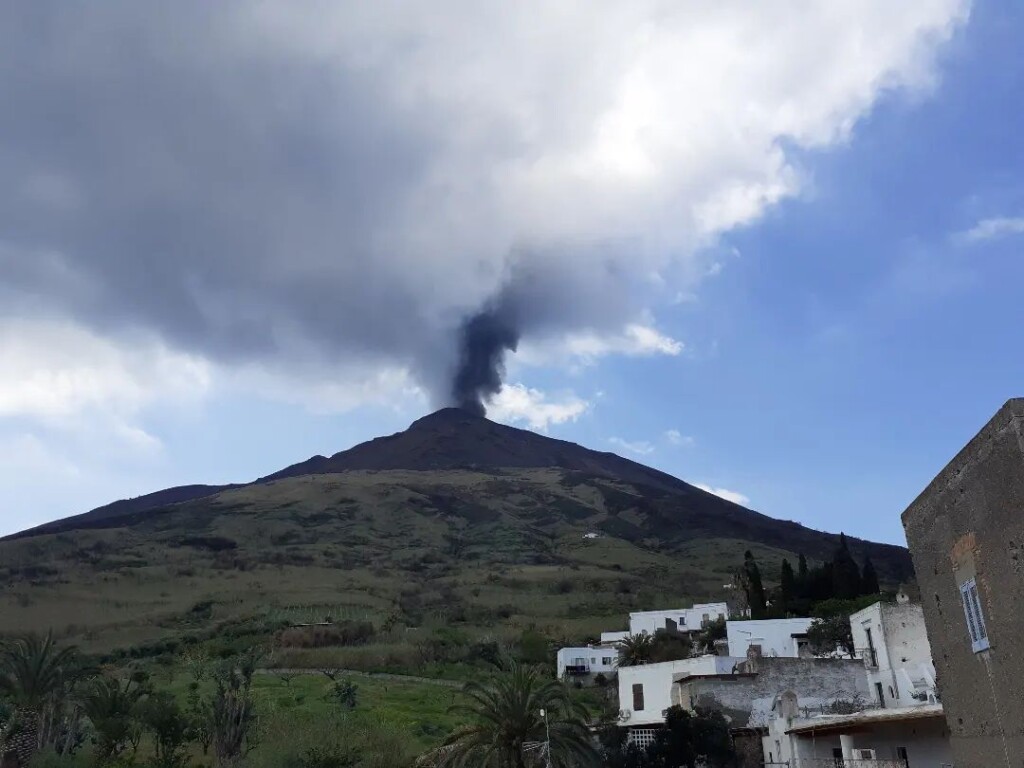 esplosione stromboli oggi 7 aprile (1)