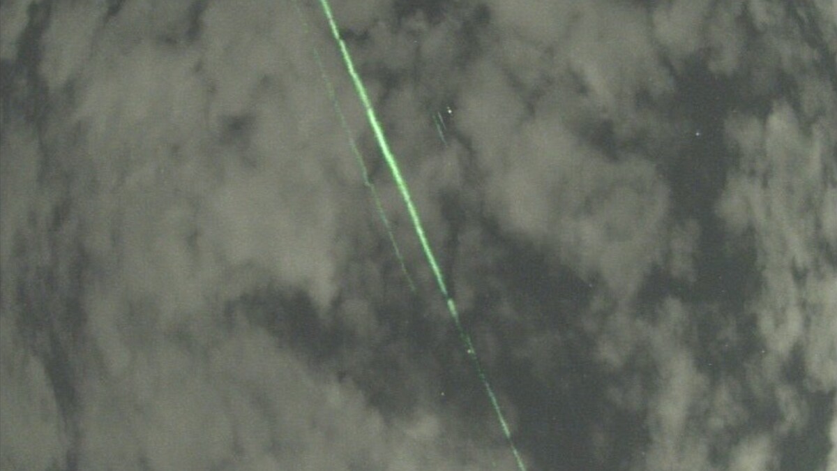 Misterioso Spettacolo Di Raggi Laser Verdi Tra Le Nuvole VIDEO