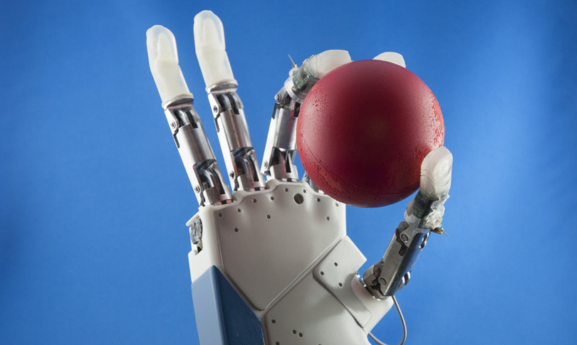 la mano robotica che non fa cadere la palla robot