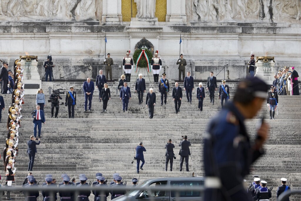 25 aprile mattarella corona altare patria