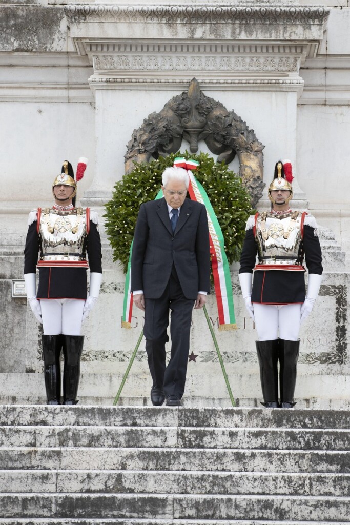 25 aprile mattarella corona altare patria