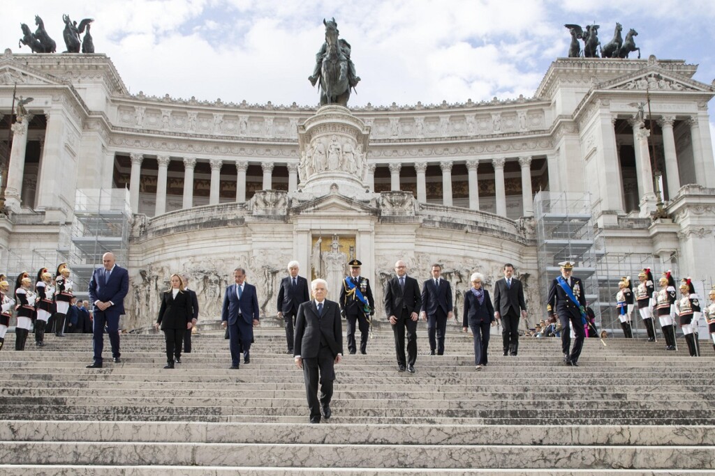 25 aprile mattarella corona altare patria