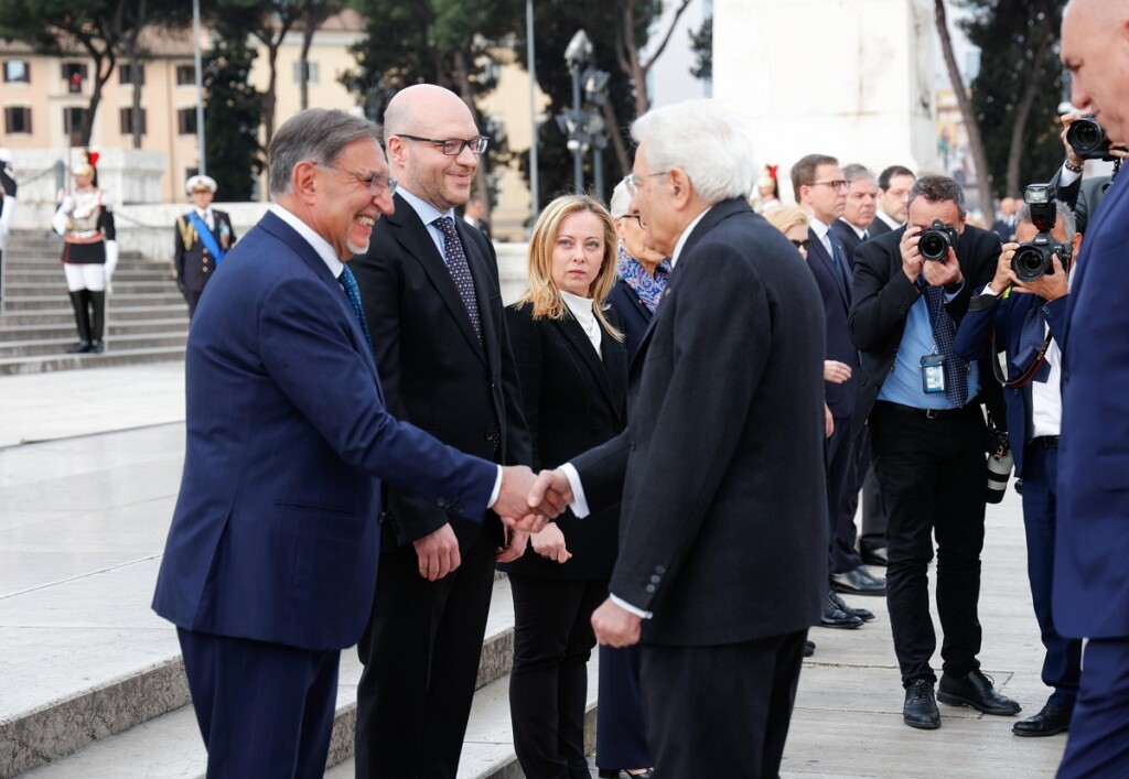 25 aprile mattarella corona altare patria