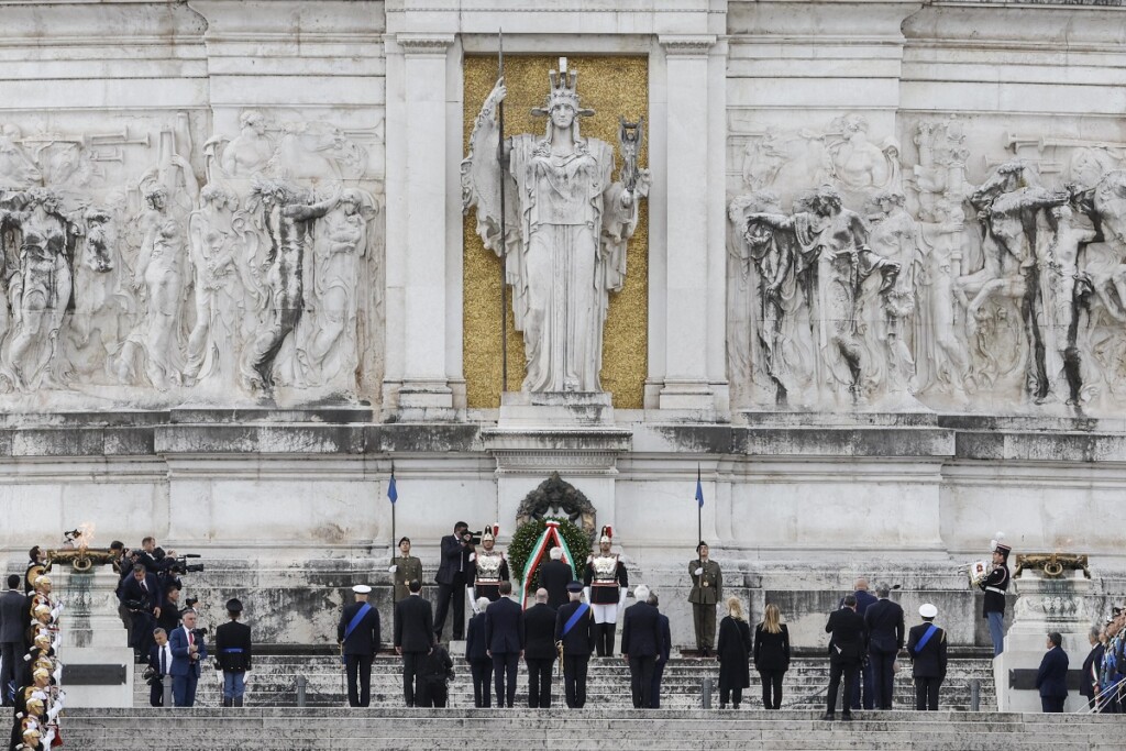 25 aprile mattarella corona altare patria