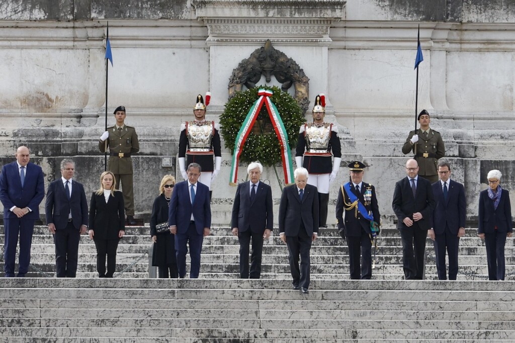 25 aprile mattarella corona altare patria