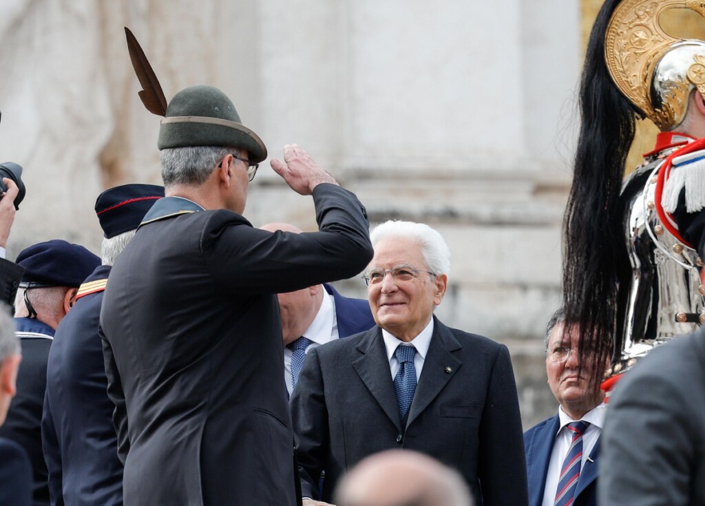 25 aprile mattarella corona altare patria