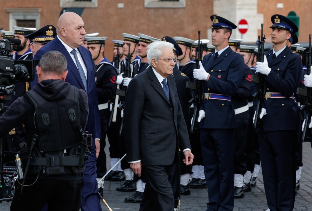25 aprile mattarella corona altare patria