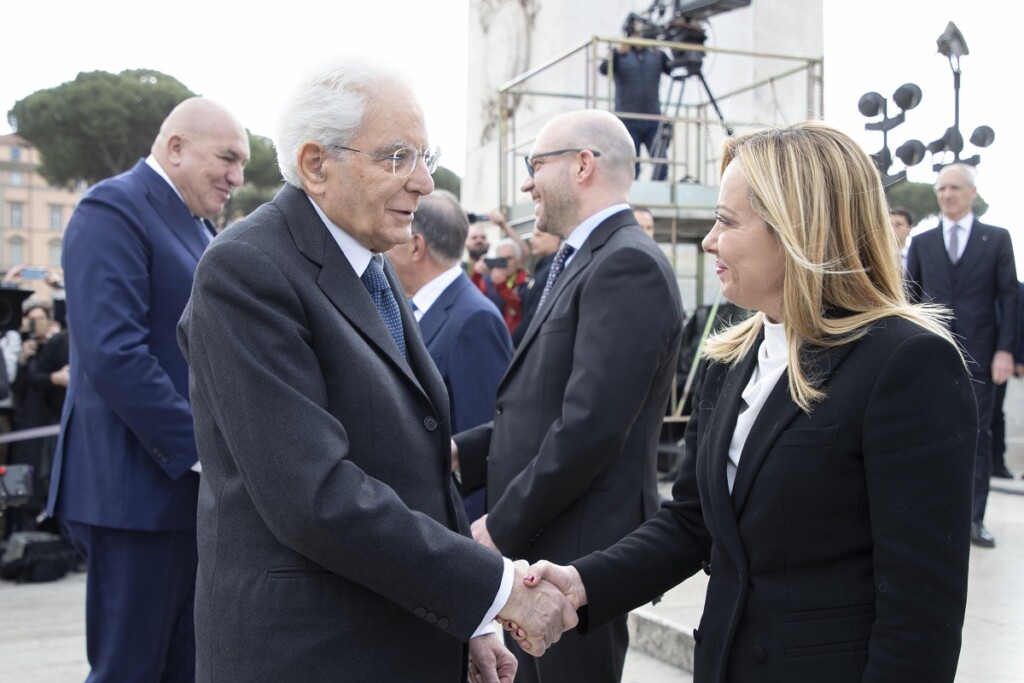 25 aprile mattarella corona altare patria