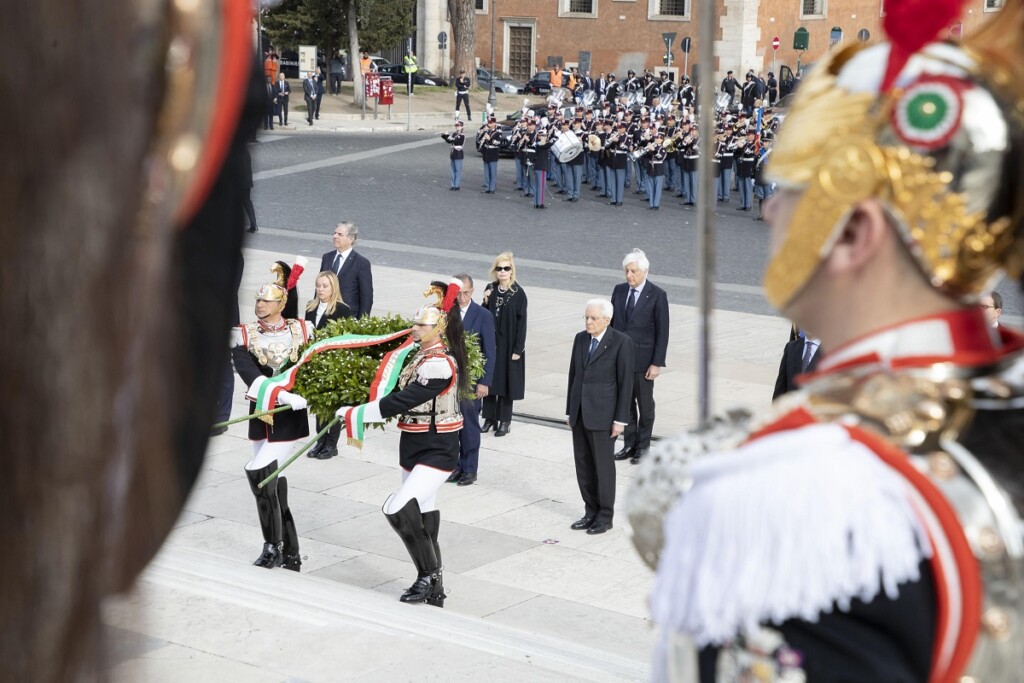 25 aprile mattarella corona altare patria