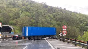 tir capovolto sull'A26 causa maltempo ad Alessandria