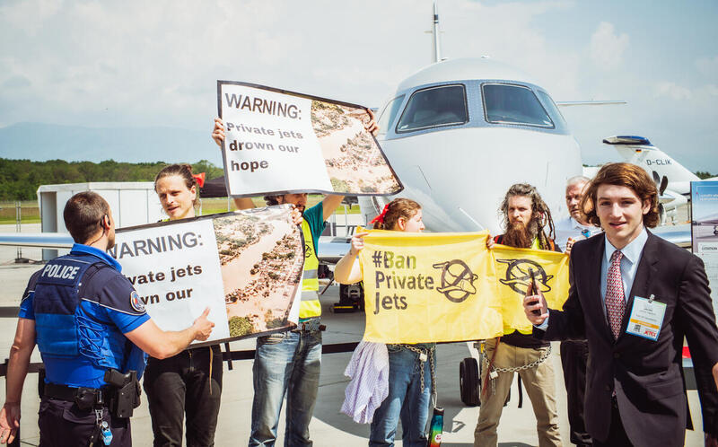protesta di Greenpeace per i jet privati