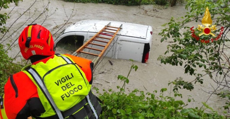 Maltempo Reggio Emilia soccorso uomo bloccato nelle acque del torrente Quaresimi