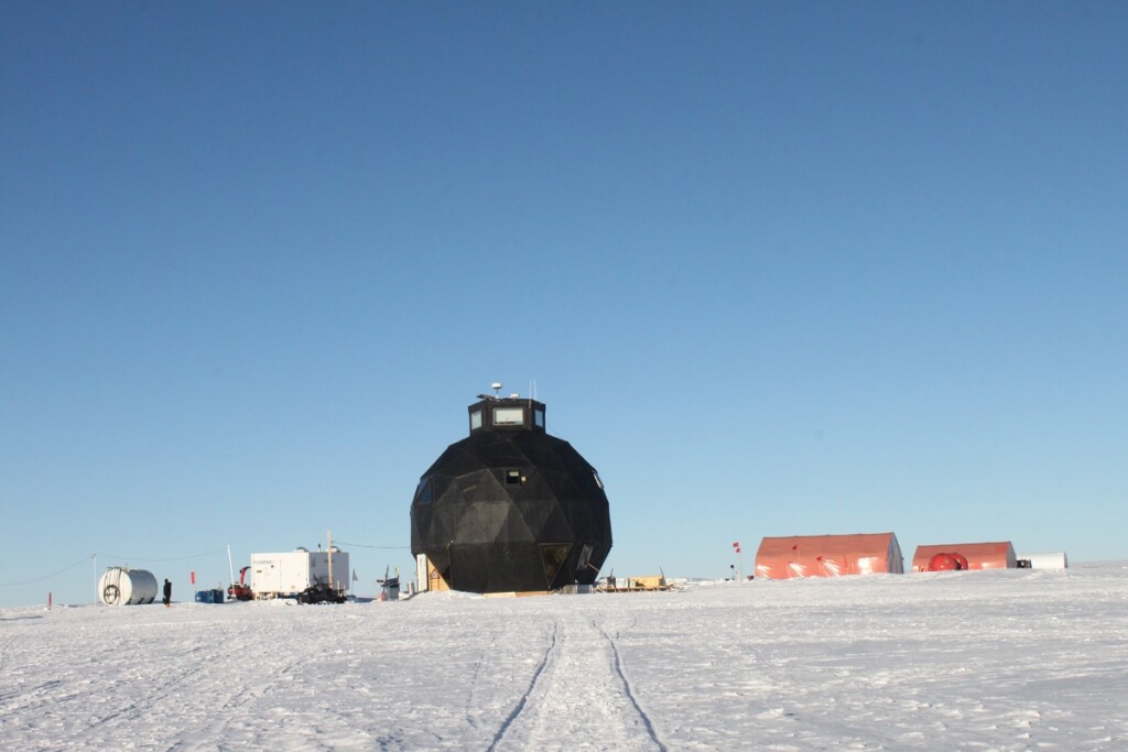Veduta sul campo remoto del progetto EastGRIP