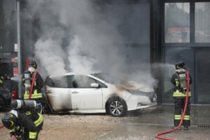 auto elettrica esplode alluvione romagna