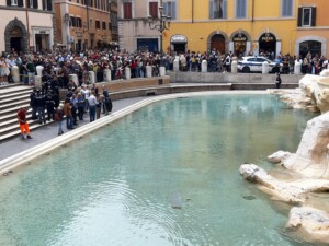 eco-vandali fontana di trevi
