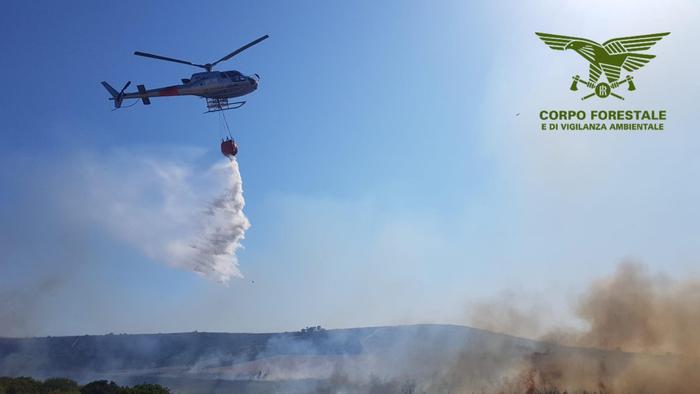 Incendi: elicottero spegne fiamme