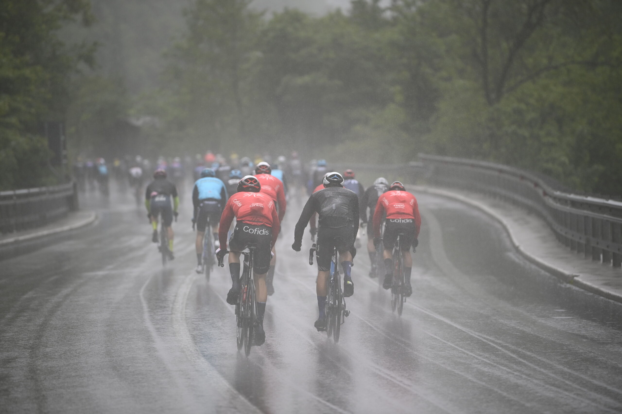 Giro d'Italia nel maltempo, anche oggi tappa sotto il diluvio in