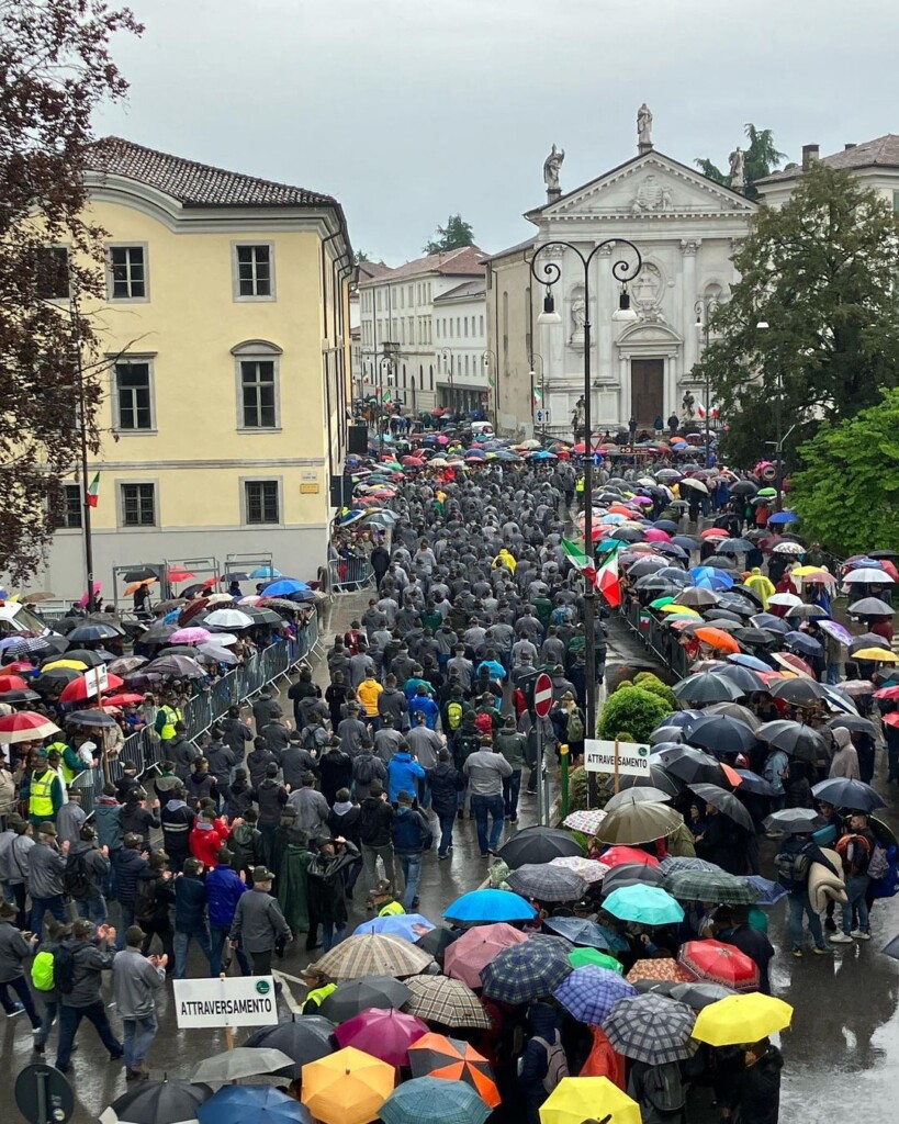 raduno alpini udine pioggia meloni