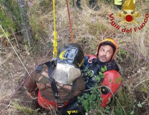 Il salvataggio del 35enne caduto nel pozzo.