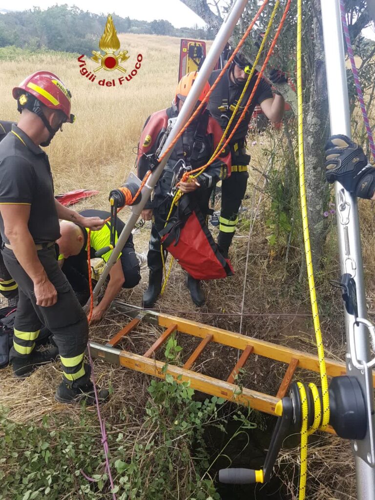 Il salvataggio del 35enne caduto nel pozzo.