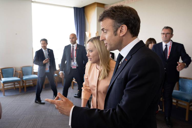 incontro a Parigi Macron e Meloni