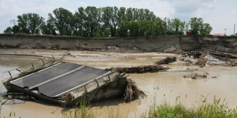 maltempo in Emilia Romagna, lavori di sistemazione e di risezionamento dell'alveo dell'Idice nei pressi del Ponte della Motta