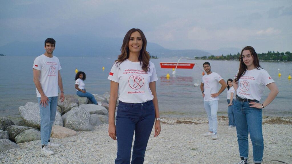 barca sospesa nel lago di Garda