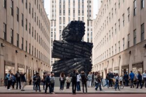 carbone rock feller center scultura