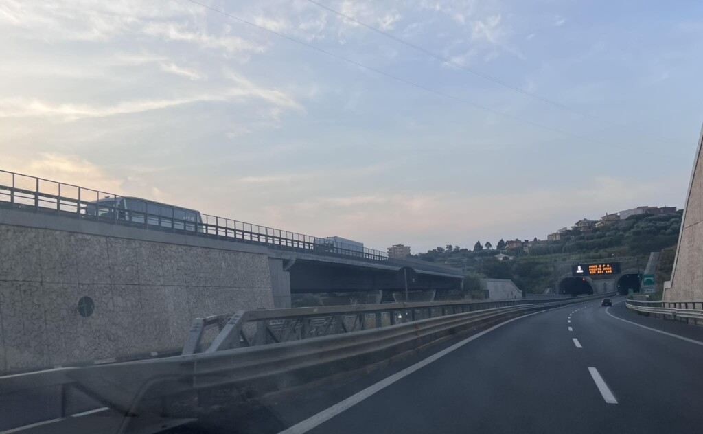 coda traghetti villa san giovanni