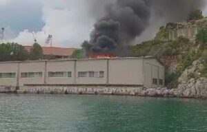 fiamme-sul-tetto-dello-stabulatore-di-santa-teresa-433097