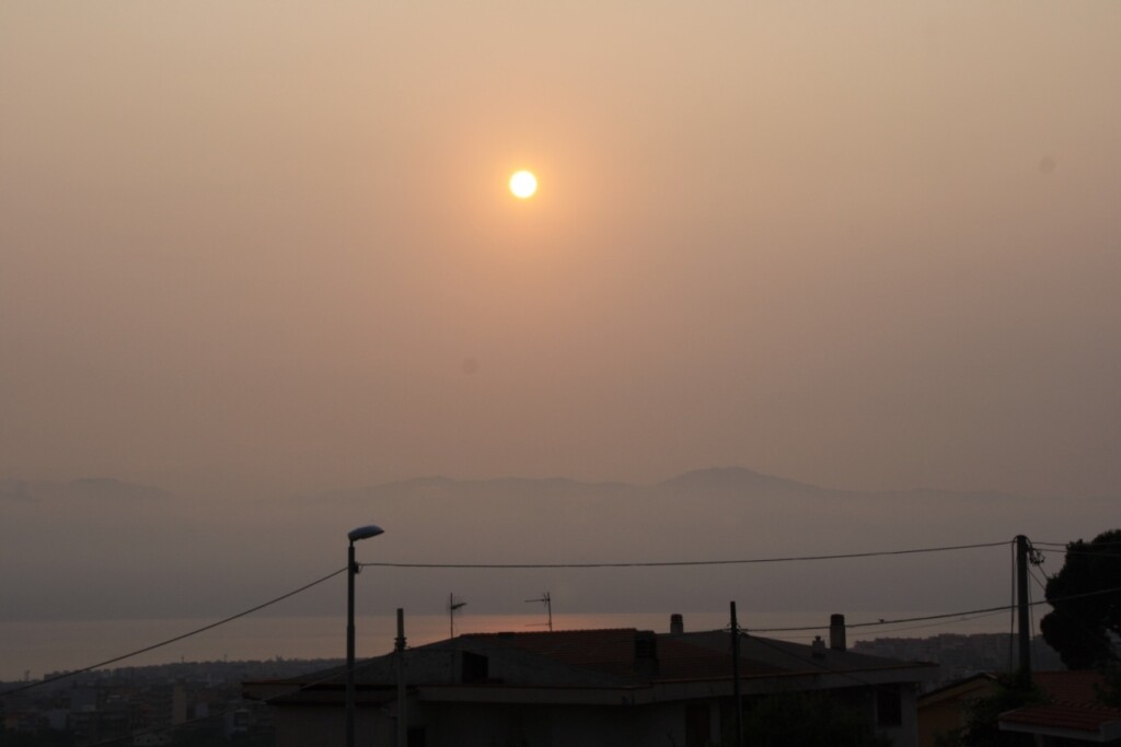 foto fumo incendi canada stretto di messina 29 giugno 2023